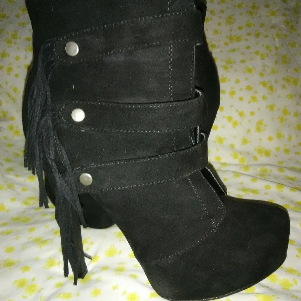 Black heeled boots